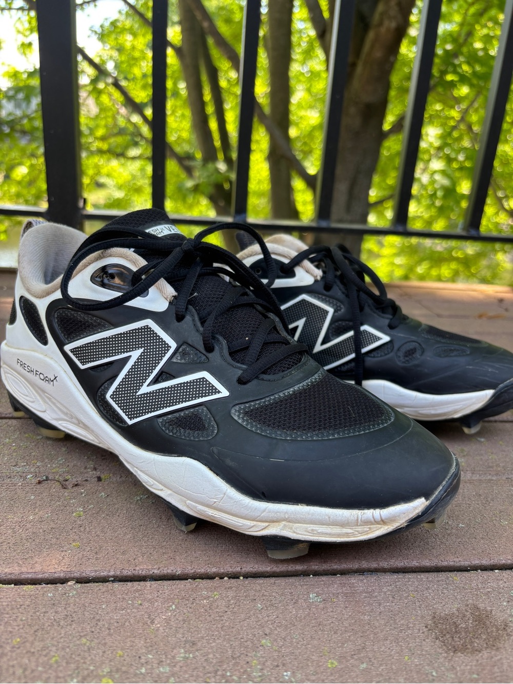 New Balance Black and White Women’s Softball Cleats